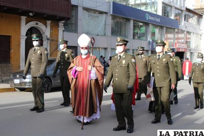Monseñor Cristóbal Bialasik encabezó la procesión /LA PATRIA