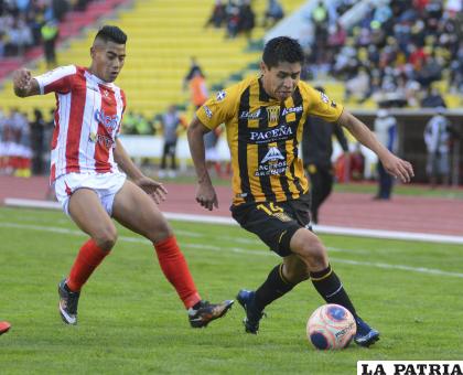 Diego Wayar avanza con balón dominado tras burlar a su marcador /APG