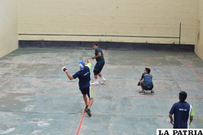 Los pelotaris tienen dos competencias en la modalidad de pelota vasca /LA PATRIA