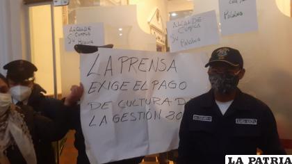 Los periodistas protagonizaron una movilización al interior de la Alcaldía de Oruro /APPI