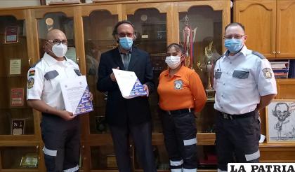 Personal del SAR Oruro junto al rector de la UTO, David Ismael Rojas /UTO