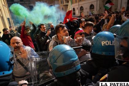 Manifestantes chocan con la policía durante una protesta de dueños de restaurantes y negocios frente a la cámara baja en Roma /AP Foto/Andrew Medichini)