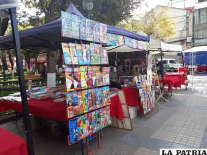 La feria del libro se realizará hasta este sábado en la Plaza Castro y Padilla /LA PATRIA