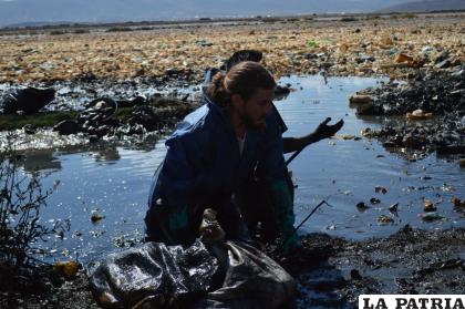 Uno de los principales impulsores, el francés Alexis Dessard, metido en el agua contaminada