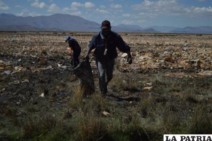 Muchos orureños respondieron a la convocatoria para limpiar el lago