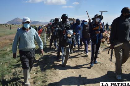 Policías y ciudadanos llegan para efectuar la limpieza