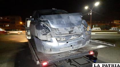 El vehículo registró serios daños materiales en la parte delantera /LA PATRIA