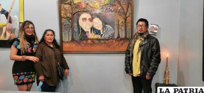 Pamela Chávez junto a su madre y hermano, posan en un cuadro dedicado a su papá /LA PATRIA