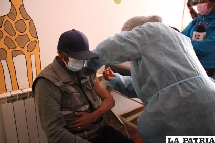 Paciente recibe la primera dosis de la AstraZeneca /LA PATRIA
