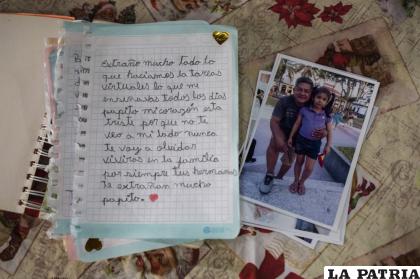 Una carta escrita por Adriana Wong, de 9 años, a su difunto padre Herman Wong, víctima de Covid-19 /Foto AP/Rodrigo Abd