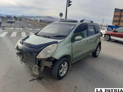 El automóvil sufrió daños en la parte delantera de su estructura /LA PATRIA