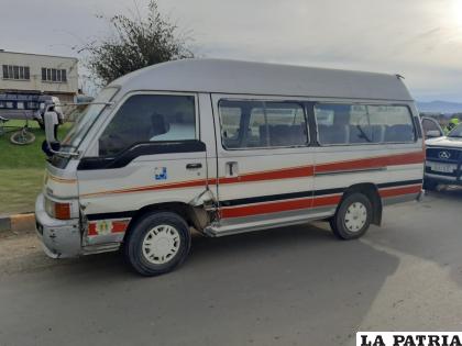 El minibús fue impactado en el sector lateral izquierdo /LA PATRIA
