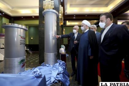 El presidente Hassan Rouhani, segundo desde la derecha, escucha al jefe de la Agencia de Energía Atómica de Irán Alí Akbar Salehi durante una visita a una exhibición de los nuevos logros nucleares de país /Oficina de la Presidencia de Irán vía AP