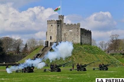 Miembros del 104to Regimiento de Artillería Real disparan uno de los 41 cañonazos en los terrenos del Castillo de Cardiff, en honor al príncipe Felipe /Ben Birchall/PA vía AP