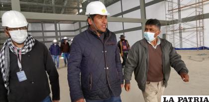 El ministro de Desarrollo Productivo Néstor Huanca y el director del CIQ, Jesús Equise durante la inspección /LA PATRIA