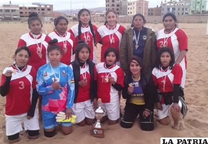 Los Andes gallardas campeonas del torneo femenino /LA PATRIA