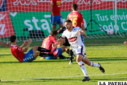 Luis Haquín celebra el gol que anotó con la casaca de Deportes Melipilla /premiumbolivia.com