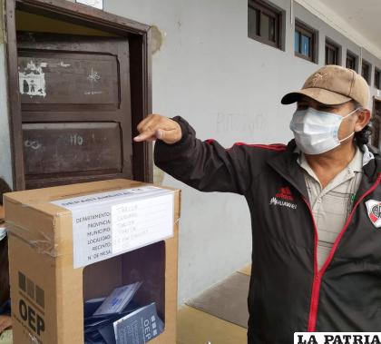 Una persona emite su voto en la ciudad de Tarija /TED Tarija