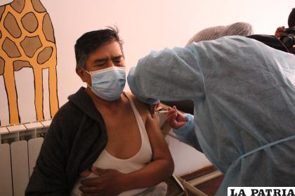Vacunación a adultos mayores en Huanuni /LA PATRIA