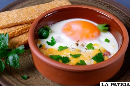 HUEVOS AL PLATO 