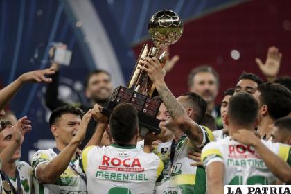 Los integrantes de Defensa y Justicia levantan el trofeo de campeón /lanacion.com