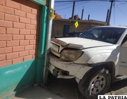 La vagoneta se estrelló contra la escuela tras la colisión contra el otro vehículo /LA PATRIA