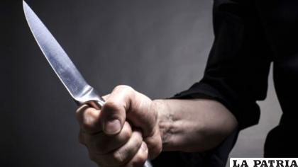 Dos antisociales con un cuchillo robaron el celular a un adolescente /Foto referencial