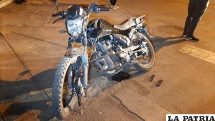La parte delantera de la motocicleta quedó dañada /LA PATRIA