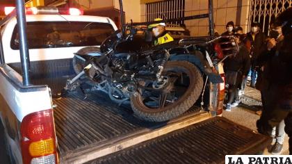 La motocicleta fue remolcada por personal policial hasta un garaje de Tránsito  /LA PATRIA