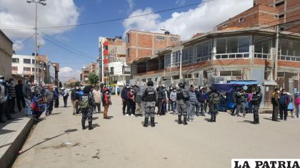 Policías tratan de evitar mayor enfrentamiento entre los protestantes /LA PATRIA