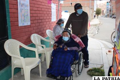 Persona de la tercera edad asiste a la vacunación /LA PATRIA