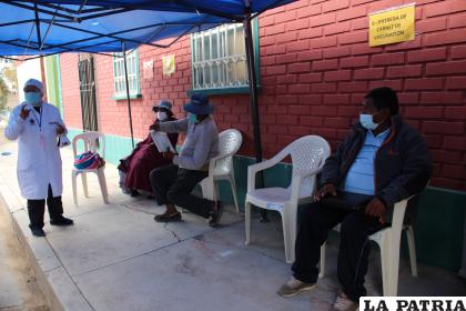 El médico recomienda a los pacientes los cuidados tras recibir la vacuna /LA PATRIA