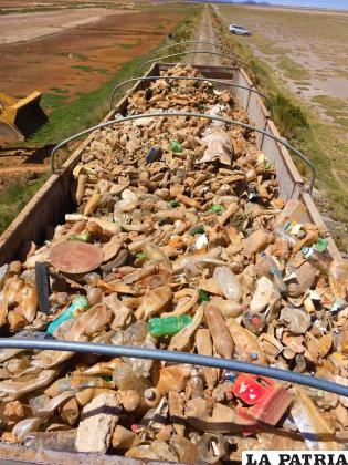 Toneladas de basura y plásticos se trasladaron en vagones /LA PATRIA