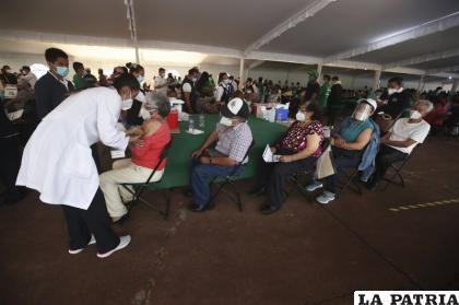 Las autoridades mexicanas informaron el viernes que comenzarán la semana próxima el proceso de vacunación de maestros en cinco estados /Foto AP/Marco Ugarte