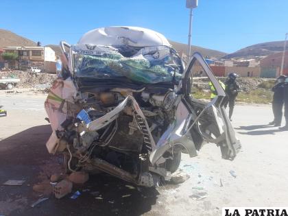 La cabina delantera del minibús quedó destruida /LA PATRIA