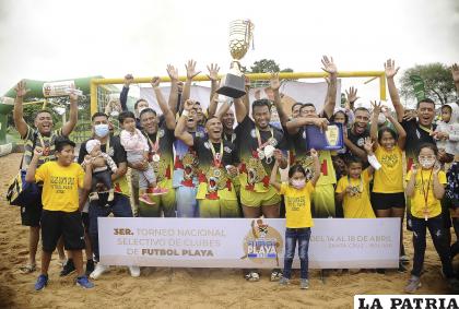 Integrantes del equipo Salud Santa Cruz con el trofeo de campeón /APG