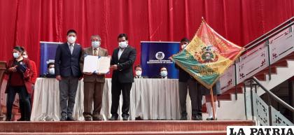 Colegio “Oruro Ottawa” recibe reconocimiento por sus 25 años /LA PATRIA