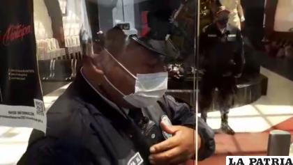 La Guardia Municipal cerró las puertas y no permitió el ingreso de la prensa orureña /Captura de video