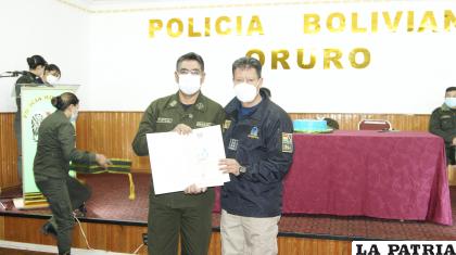 El comandante Oporto (izquierda) y el coronel Mercado en el aniversario de Interpol /LA PATRIA
