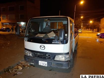 Camioneta impactada por la motocicleta que se dio a la fuga /LA PATRIA