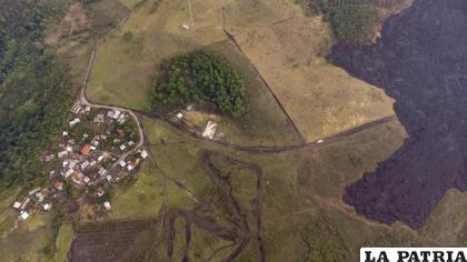 La lava fluye cerca del poblado /AP
