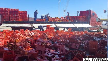Miles de cajas y envases de refresco cayeron al asfalto /LA PATRIA