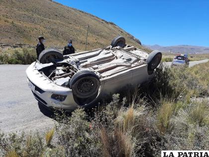 El automóvil fue encontrado volcado sobre la carretera /LA PATRIA