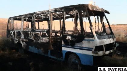 Las llamas consumieron el vehículo /LA PATRIA