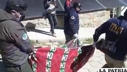 Momento en el que la mujer es trasladada a la morgue /LA PATRIA