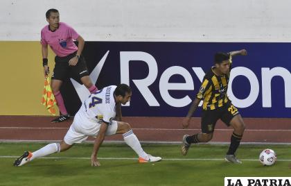 Jeyson Chura intenta salir superando la marca de Carlos Izquierdoz /APG