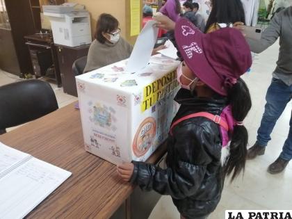 Niña deposita su dibujo en la ánfora de la DIO /LA PATRIA