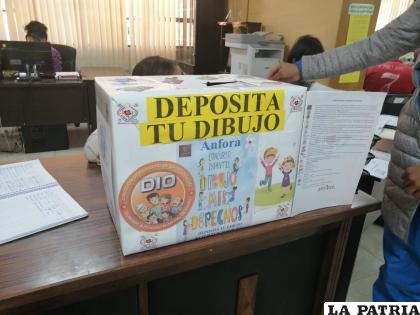 Cuatro ánforas fueron distribuidas en la ciudad de Oruro para que los participantes depositen su material /LA PATRIA