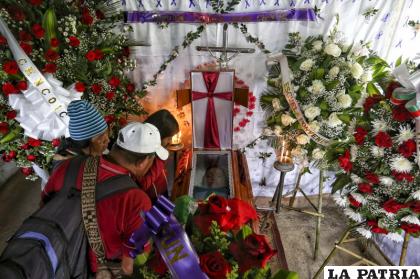 Familiares asisten al velorio de la líder indígena Sandra Liliana Peña en El Porvenir, Colombia /Foto AP/Andrés González