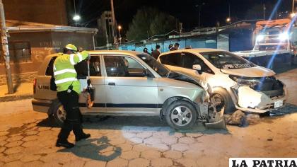 Efectivos policiales recaban indicios en el lugar del hecho /LA PATRIA